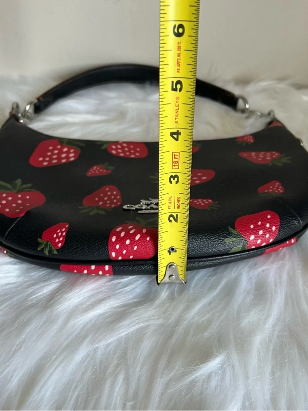 Coach‎ Payton Hobo Black Strawberry Pebbled Leather Shoulder Bag Good